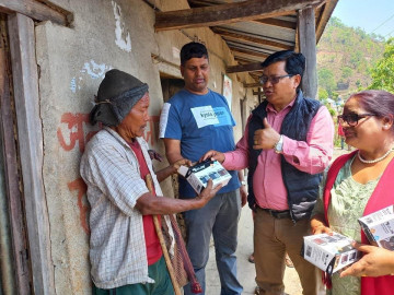 विपन्न समुदायका व्यक्तिलाई रेडियो वितरण